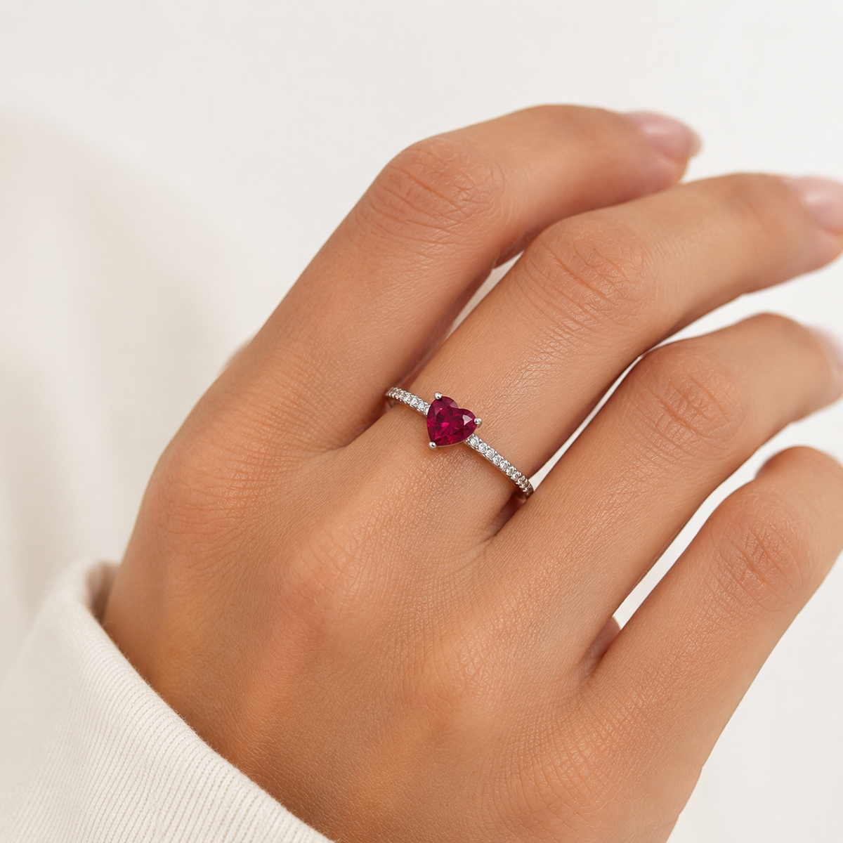 Anillo Solitario Rubí Corazón